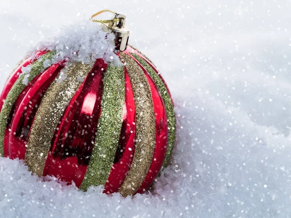 Bola de Navidad en la nieve. Fondo de Año Nuevo — Foto de Stock