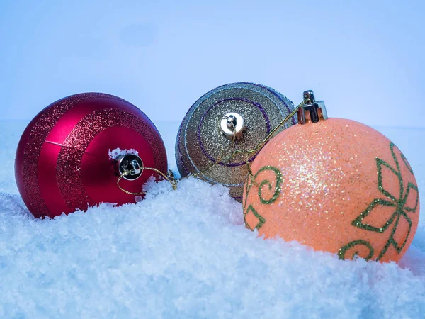 Acostado en la nieve decoraciones de árboles de Navidad multicolores — Foto de Stock