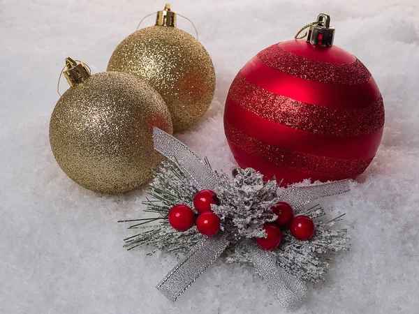 Drie kerstboom met kleurrijke ballen op sneeuw — Stockfoto