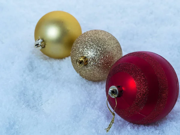 Kar üzerinde renkli topları ile üç Noel ağacı