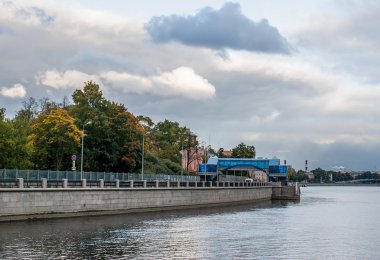 Sahilde bir park ile şehir set of görünümü