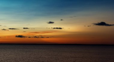 Turuncu günbatımı bulutlu gökyüzü göl 