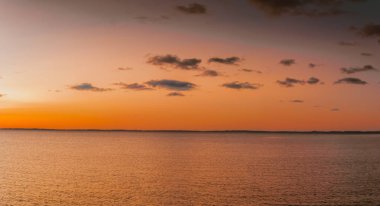 Ladoga Gölü üzerinde parlak günbatımı