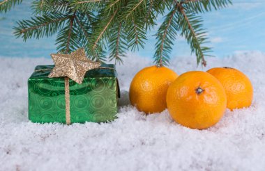 Yeni yıl arka plan. Hediye kutusu ve mandalina karda