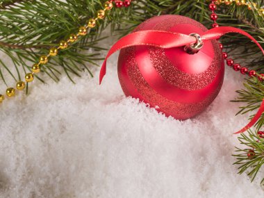 Noel top beyaz kar üzerinde yalan çam dalları ile