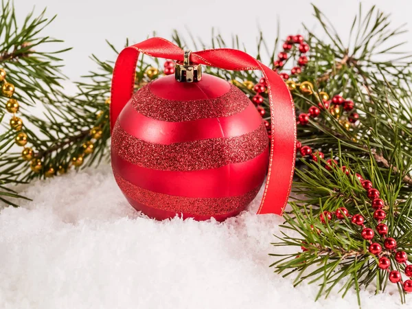 雪上有冷杉树枝的红色圣诞球 — 图库照片