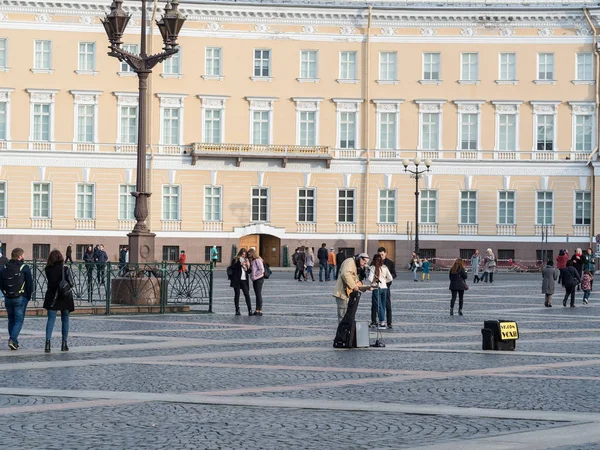 Saint-Pétersbourg, Russie - 21 septembre 2017 : Un musicien de rue joue de la guitare. Palace Square. Saint-Pétersbourg, Russie . — Photo