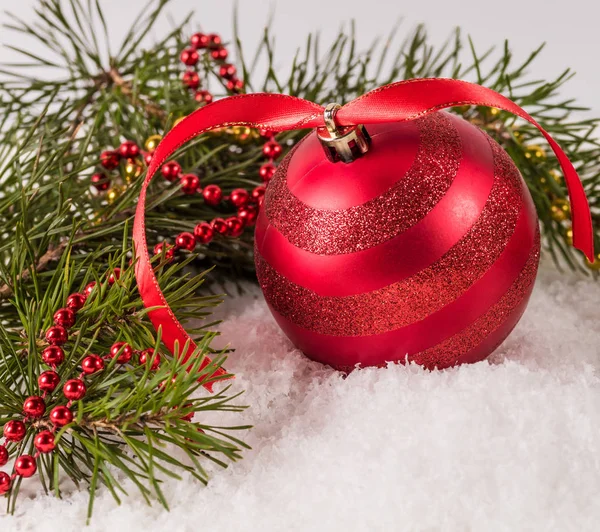 큰 빨간 크리스마스 공을 눈에 누워 — 스톡 사진