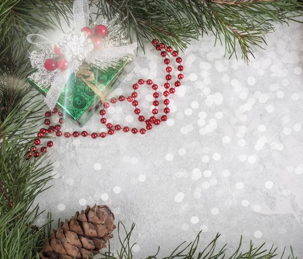 Marco de ramas y decoración de Año Nuevo en vidrio cubierto de nieve — Foto de Stock