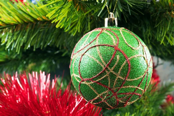 Grüne Weihnachtskugel auf einem Ast — Stockfoto