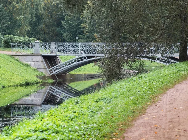 Осінній Парк. Міст через річку. — стокове фото