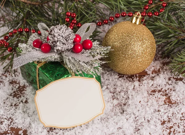 크리스마스 공, 선물 상자 전나무 가지 가운데 눈에 — 스톡 사진