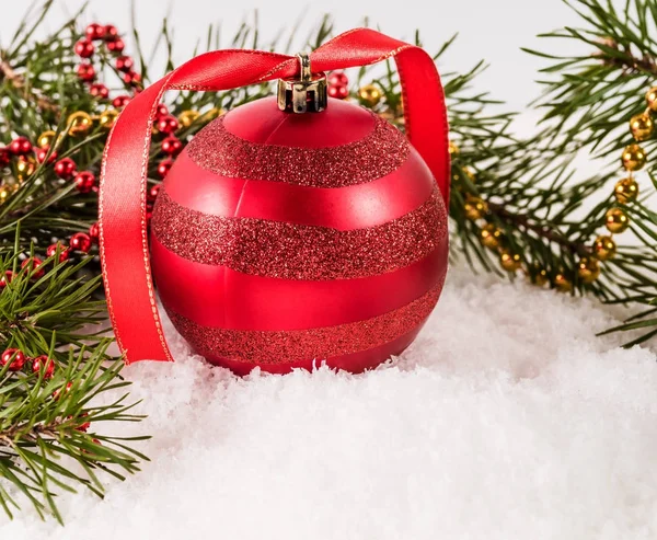 雪上有冷杉树枝的红色圣诞球 — 图库照片