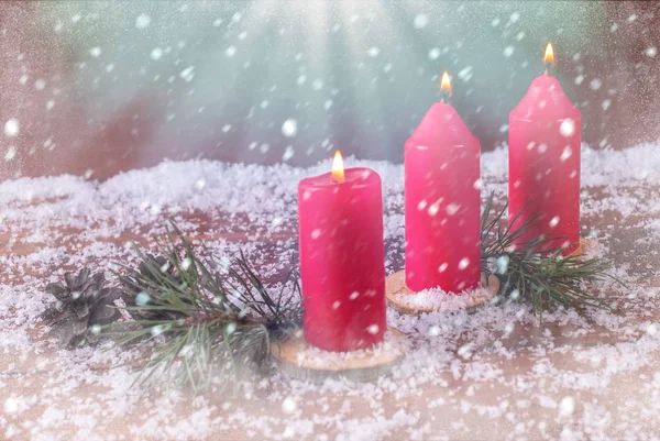 Décoration hivernale avec mandarines et bougies allumées et branches de sapin. Sur fond de neige — Photo