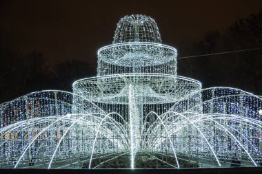 St. Petersburg'da bina Admiralty yakınındaki ışık çeşme. Yılbaşı gecesini St Petersburg