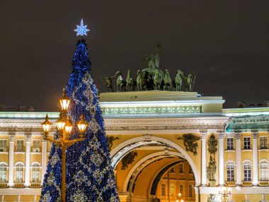 St Petersburg, Rusya - 22 Aralık 2017: Palace Square, St. Petersburg, yeni yıl ağacı. Gece çekimi