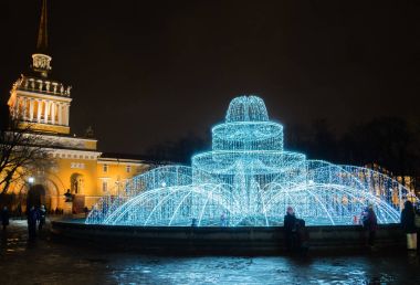 St. Petersburg, Rusya - 31 Aralık 2017: Çeşme Meydanı Bahriye önünde parlayan yangından. St. Petersburg. Rusya