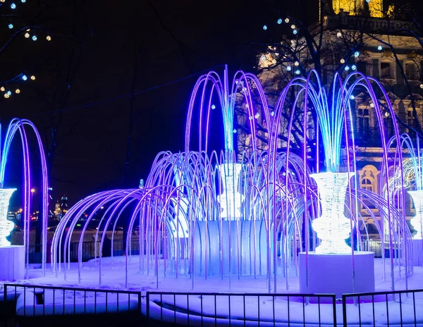 St. Petersburg, Rosja - 22 grudnia 2017: Świąteczne oświetlenie fontanna — Zdjęcie stockowe