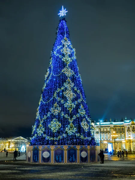 St. Petersburg, Rusko - 22. prosince 2017: novoroční strom na náměstí paláce v Petrohradě. Noční scéna — Stock fotografie