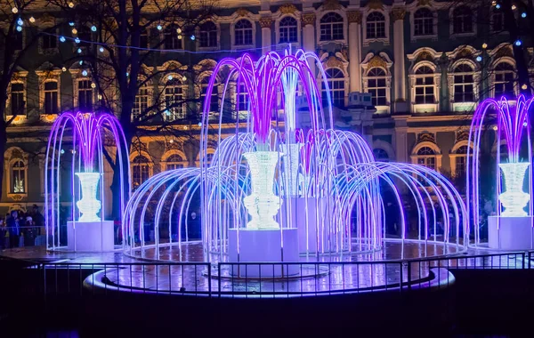 St. Petersburg, Rusko - 22. prosince 2017: Světelná fontána. Silvestrovské a vánoční osvětlení. Palácové náměstí večer. — Stock fotografie