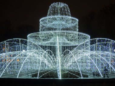 Işıklı çeşme çelenk ve Noel ışıkları, gece dekorasyon öğeleri ile dekore edilmiştir. St. Petersburg, Rusya Federasyonu
