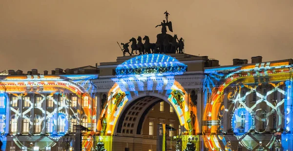 St. Petersburg, Rusko - 31 prosince 2017: světelná show na přední straně generálního štábu na Palácové náměstí. Nový rok. — Stock fotografie