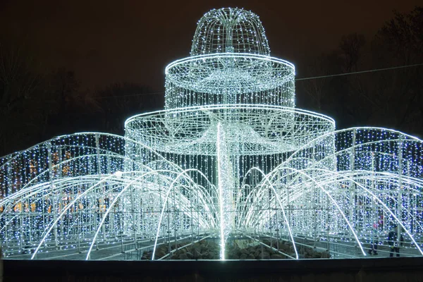 Çeşme Meydanı Bahriye önünde parlayan yangından. St. Petersburg. Rusya