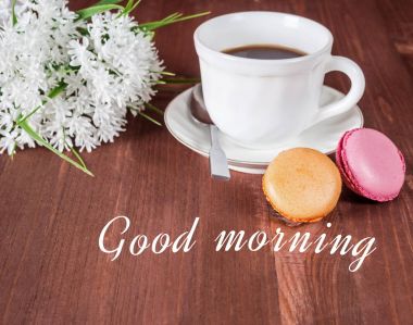 Kahve, kek ve beyaz çiçek fincan