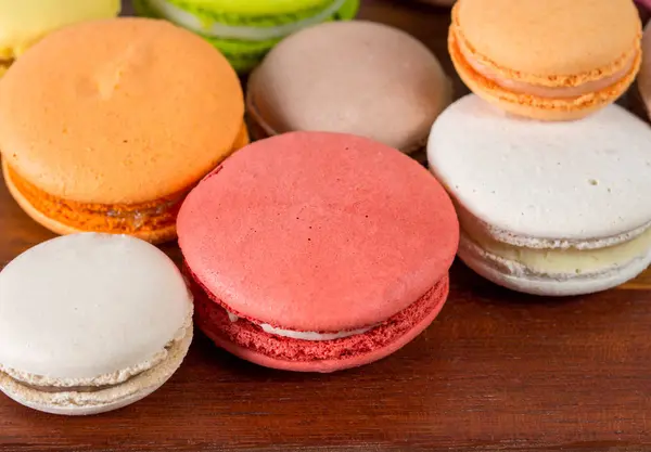 Macaroni colorati su tavolo di legno. Macaron sul vecchio tavolo . — Foto Stock