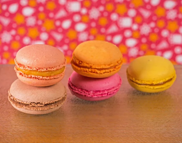 Pila di macaron colorati francesi su sfondo di legno. Dessert tradizionale francese assortito — Foto Stock