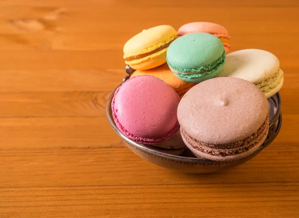 Dolci maccheroni saporiti. Macaron sul vecchio tavolo . — Foto Stock