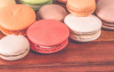 Lezzetli tatlı macarons. Eski masada macaroons.