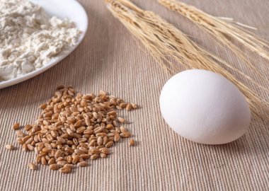 Un, yumurta içinde bir sepet ve buğday ears. Fırın arka plan. Ekmek pişirme