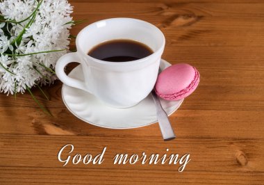 İyi bir sabah fincan kahve ve Fransızca macaroons ve yazıt ile beyaz buket olduğunu