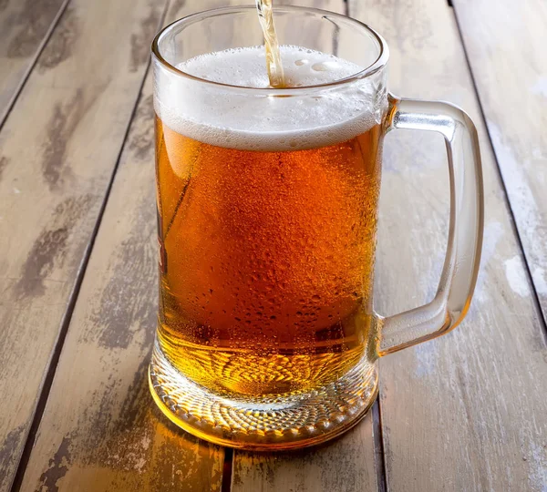 Ein Glas leichtes Bier auf einem Holztisch — Stockfoto