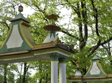 St. Petersburg, Rusya - 22 Mayıs 2019: Parkta Çin tarzı köprü