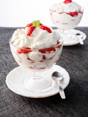 kase çilek ve krema