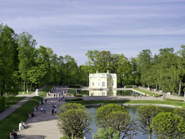TSARSKOE SELO, RUSSIA - Mayıs 2019: Rusya 'nın Puşkin kentindeki Catherine Sarayı' nın bahçesindeki Yukarı Hamam Pavyonu.