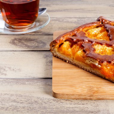 Elmalı turta ve çay.