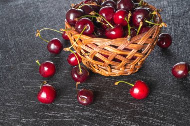 Taze kiraz ve çilekli sepet.