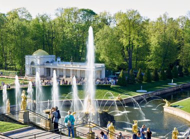 PETERHOF, Rusya- Mayıs 2019: Peterhof Çeşmesi. Alt park