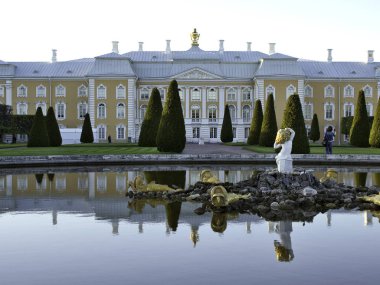  Peterhof Sarayı 'nın üst bahçesi, heykel çeşmesi.