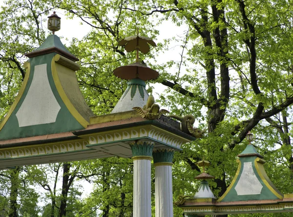 St. Petersburg, Russland - 22. Mai 2019: Brücke im chinesischen Stil im Park — Stockfoto