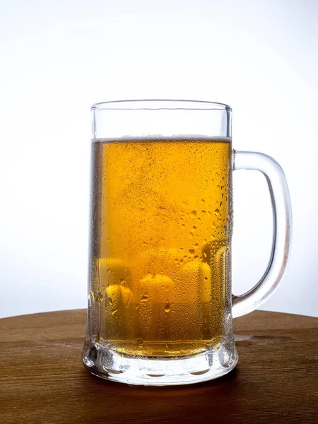 Glas mit Bier auf einem Holztisch — Stockfoto