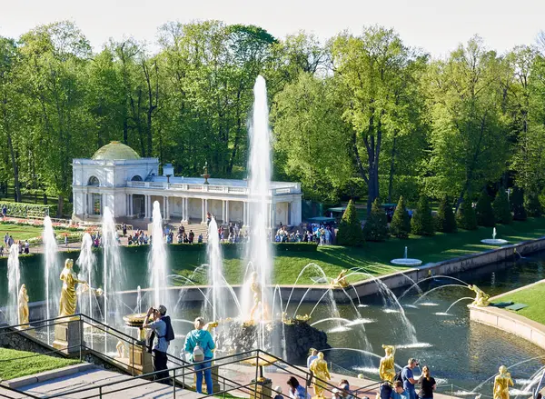 PETERHOF, RUSSLAND - Mai 2019: Brunnen in Peterhof. Unterer Park — Stockfoto