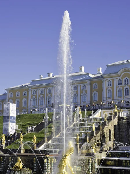 ロシアのピーターホフ- 2019年5月:ピーターホフ宮殿と下公園の大カスケード — ストック写真