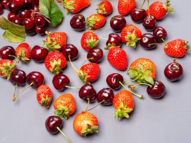 Karışık meyve ve böğürtlen. Çilek ve kiraz.