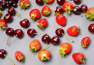 Karışık meyve ve böğürtlen. Çilek ve kiraz.