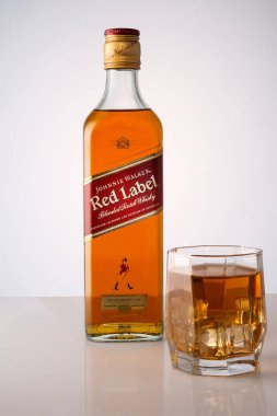 Bir şişe viski ve buzlu bir bardak viski.