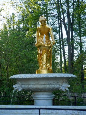 Peterhof Sarayı 'nın Alt Parkı' ndaki Çeşme